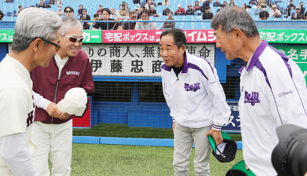 試合前にあいさつを交わす、左から早大・金森助監督、小宮山監督、明大・田中監督、戸塚助監督（撮影・野上伸悟）