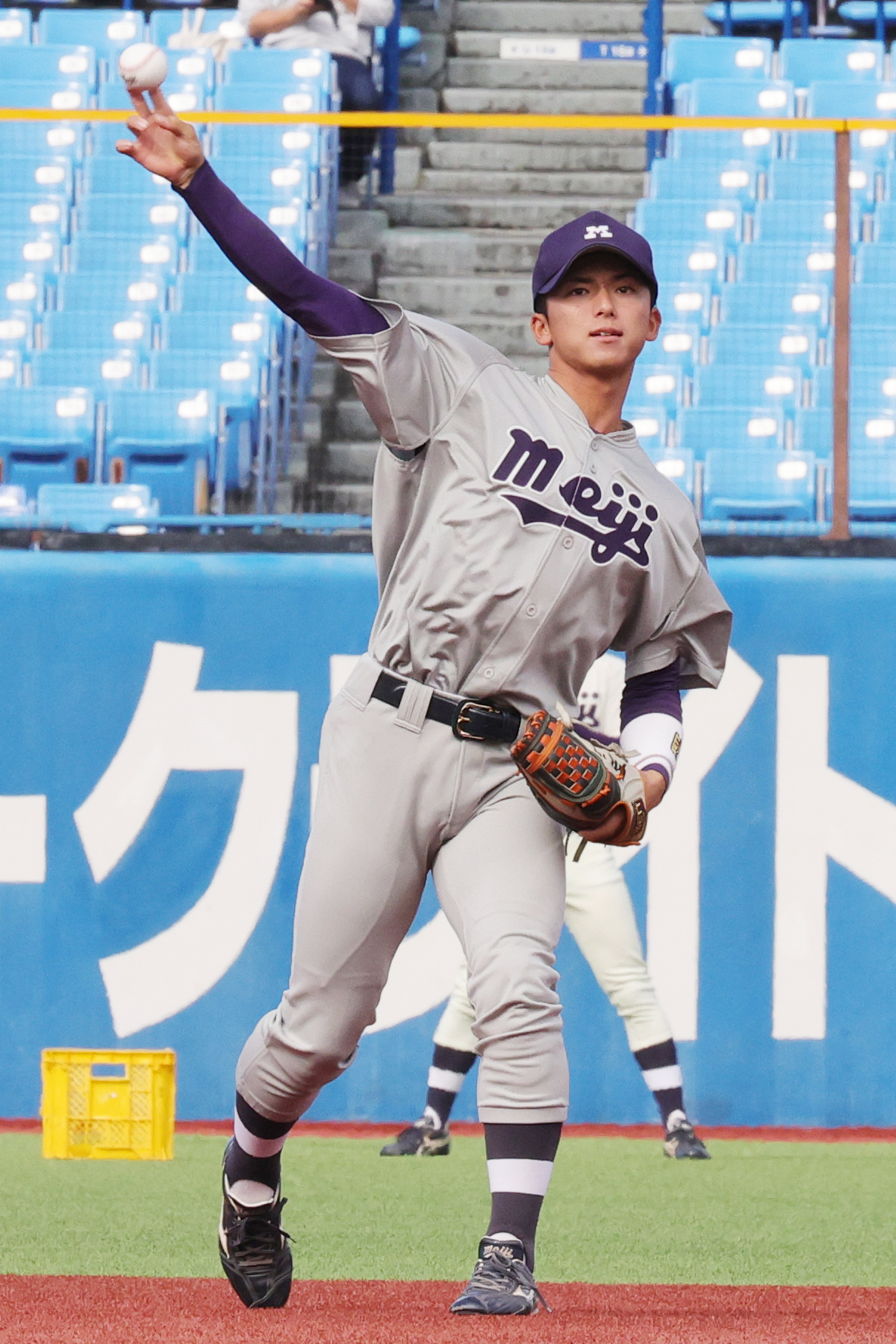 試合前の練習を行う明大・宗山（撮影・野上伸悟）