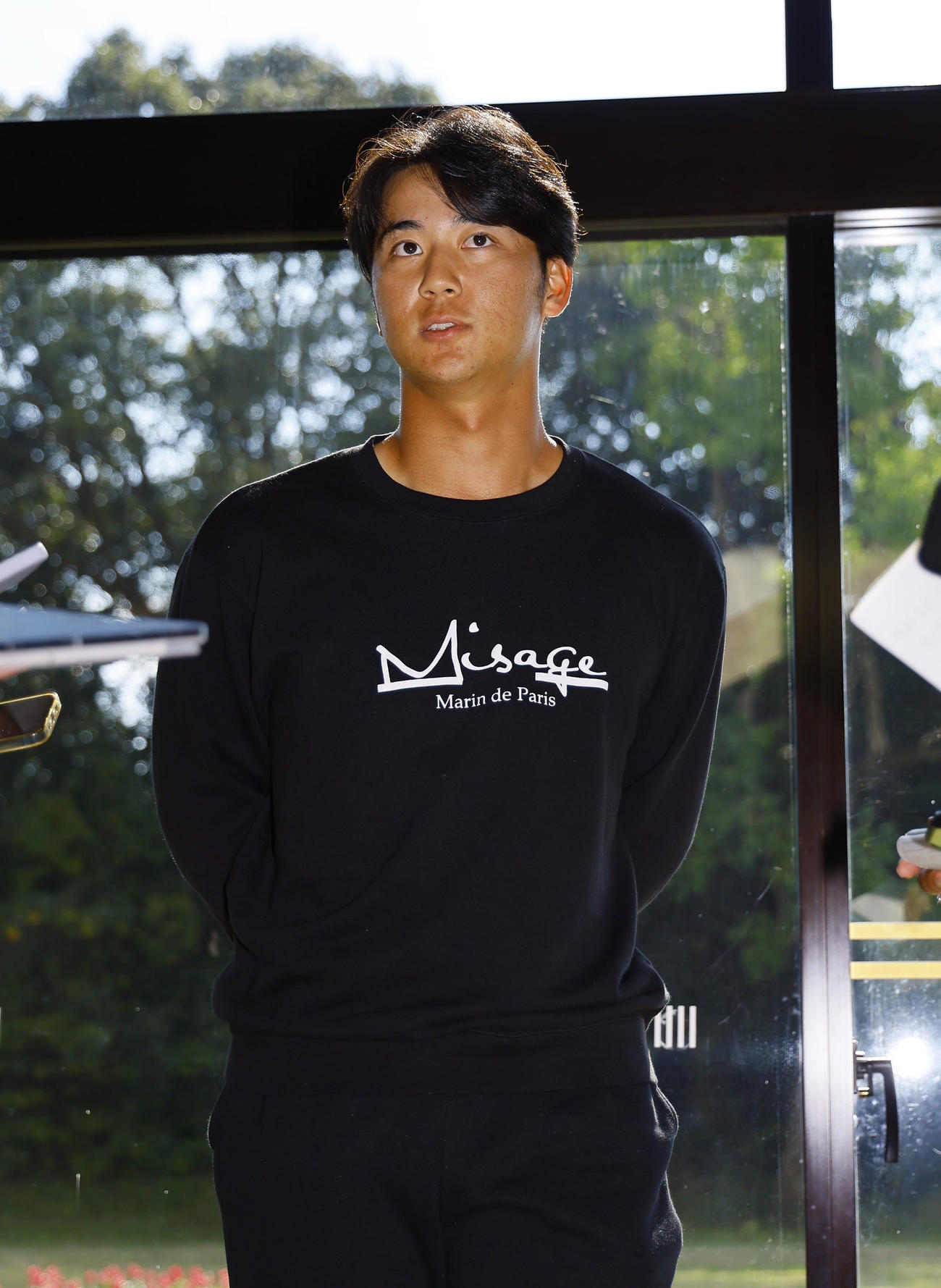 契約更改を終え、取材に応じる阪神井坪（撮影・藤尾明華）