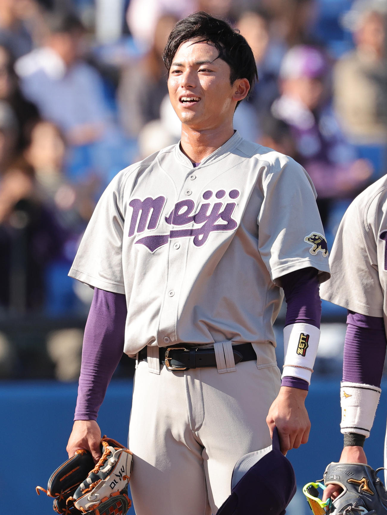 優勝決定戦　明大対早大　試合前に客席にあいさつする明大・宗山（撮影・野上伸悟）