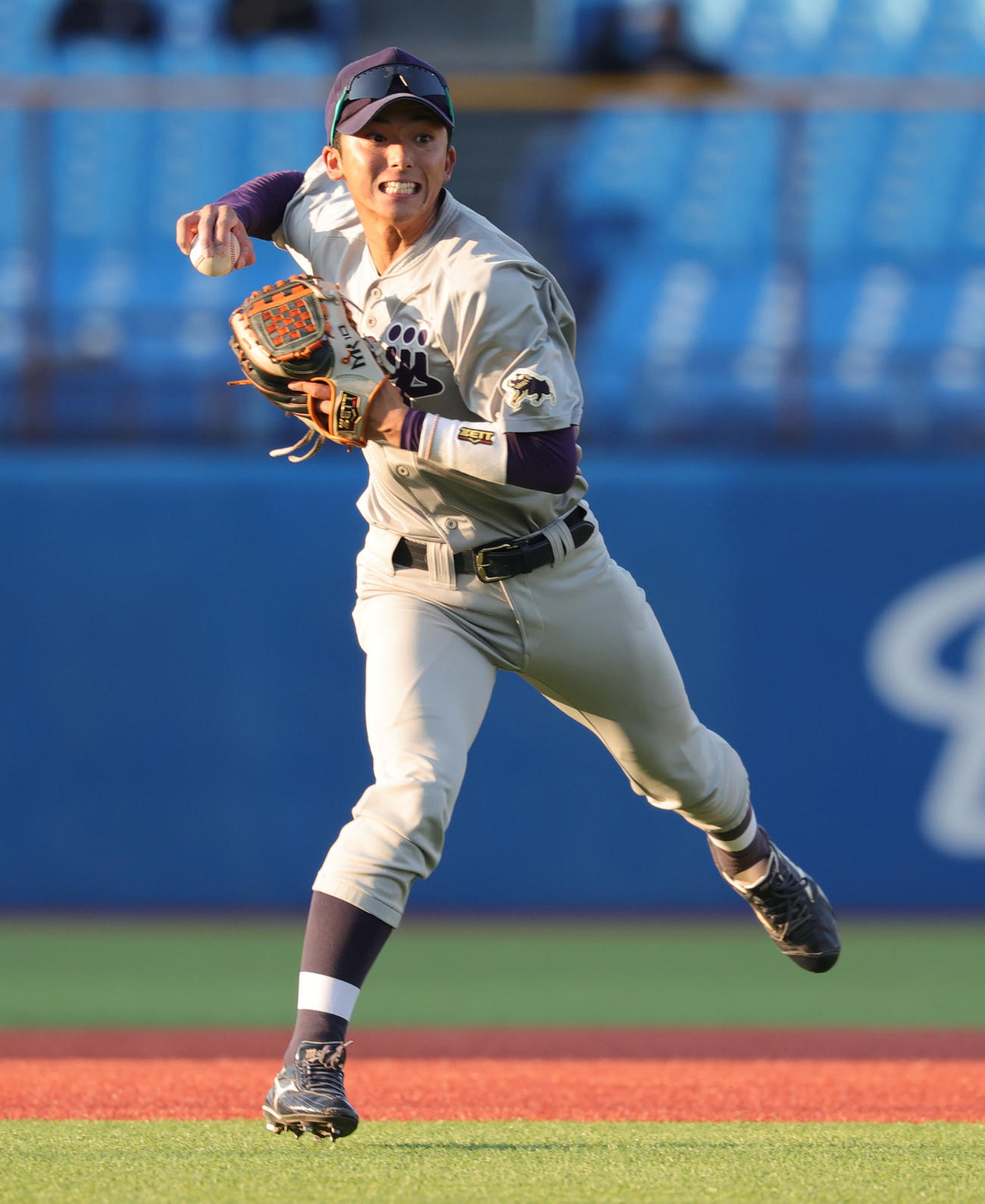 明大対早大　7回裏明大2死二塁、伊藤樹の遊ゴロを処理する宗山（撮影・野上伸悟）