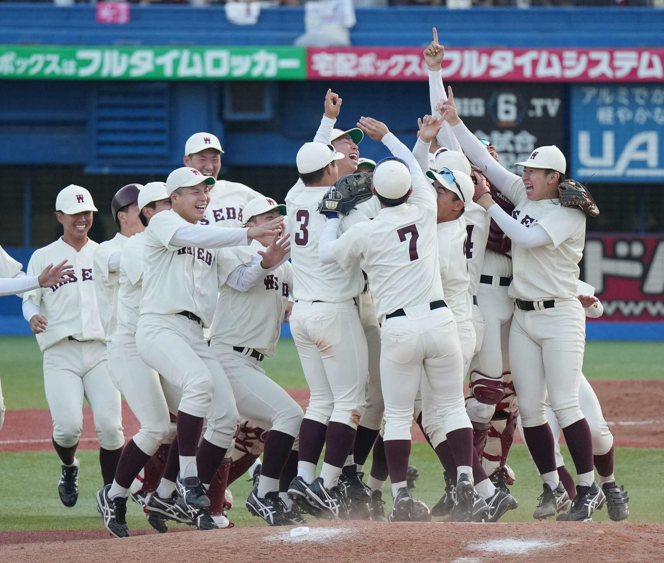 明大対早大　春秋連続優勝を飾りマウンドで喜ぶ早大ナイン（撮影・小沢裕）