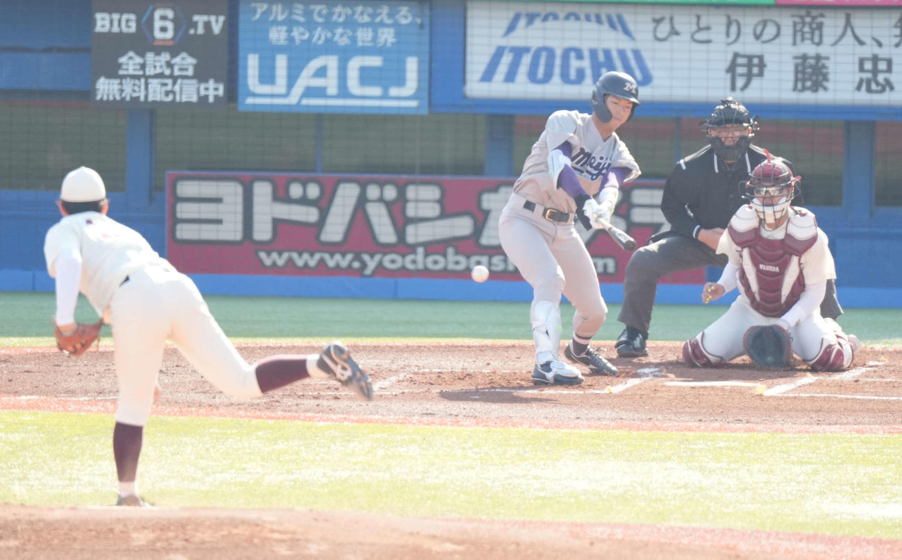 明大対早大　1回表明大2死、宗山は二ゴロに倒れる。左は早大先発の伊藤樹（撮影・小沢裕）
