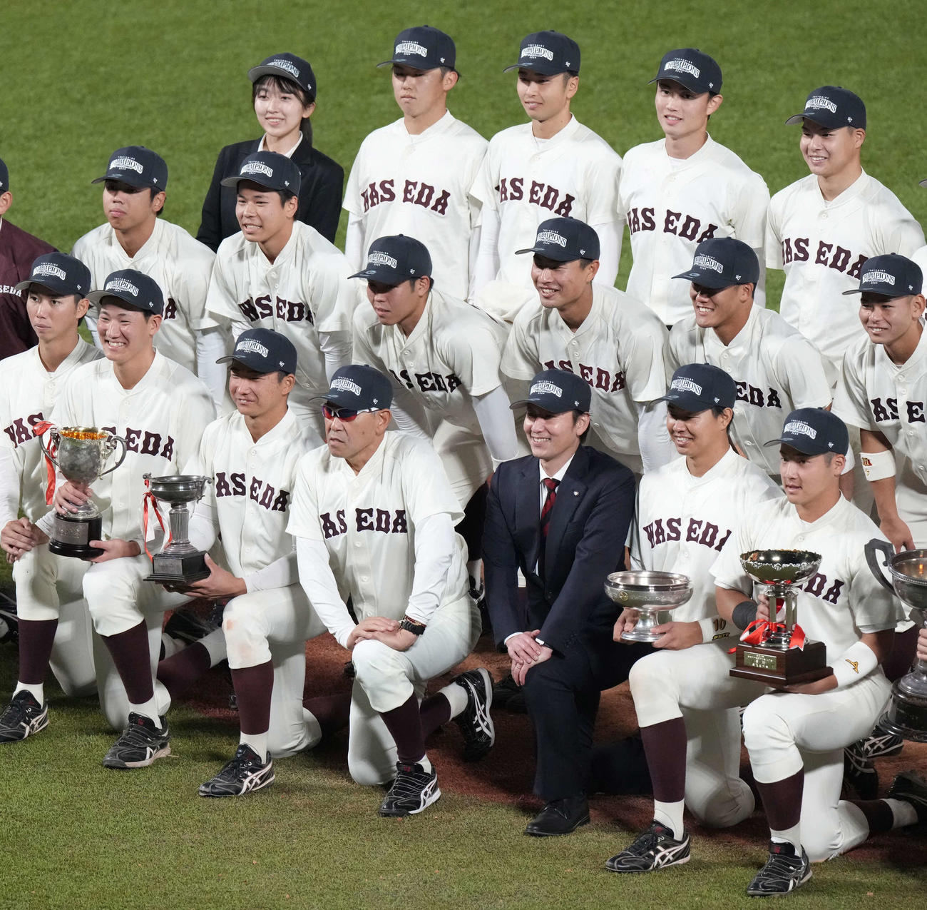 明大対早大　春秋連続優勝を決めた早大・小宮山監督（前列中央）は優勝記念キャップを被りナインと記念撮影に臨む（撮影・小沢裕）