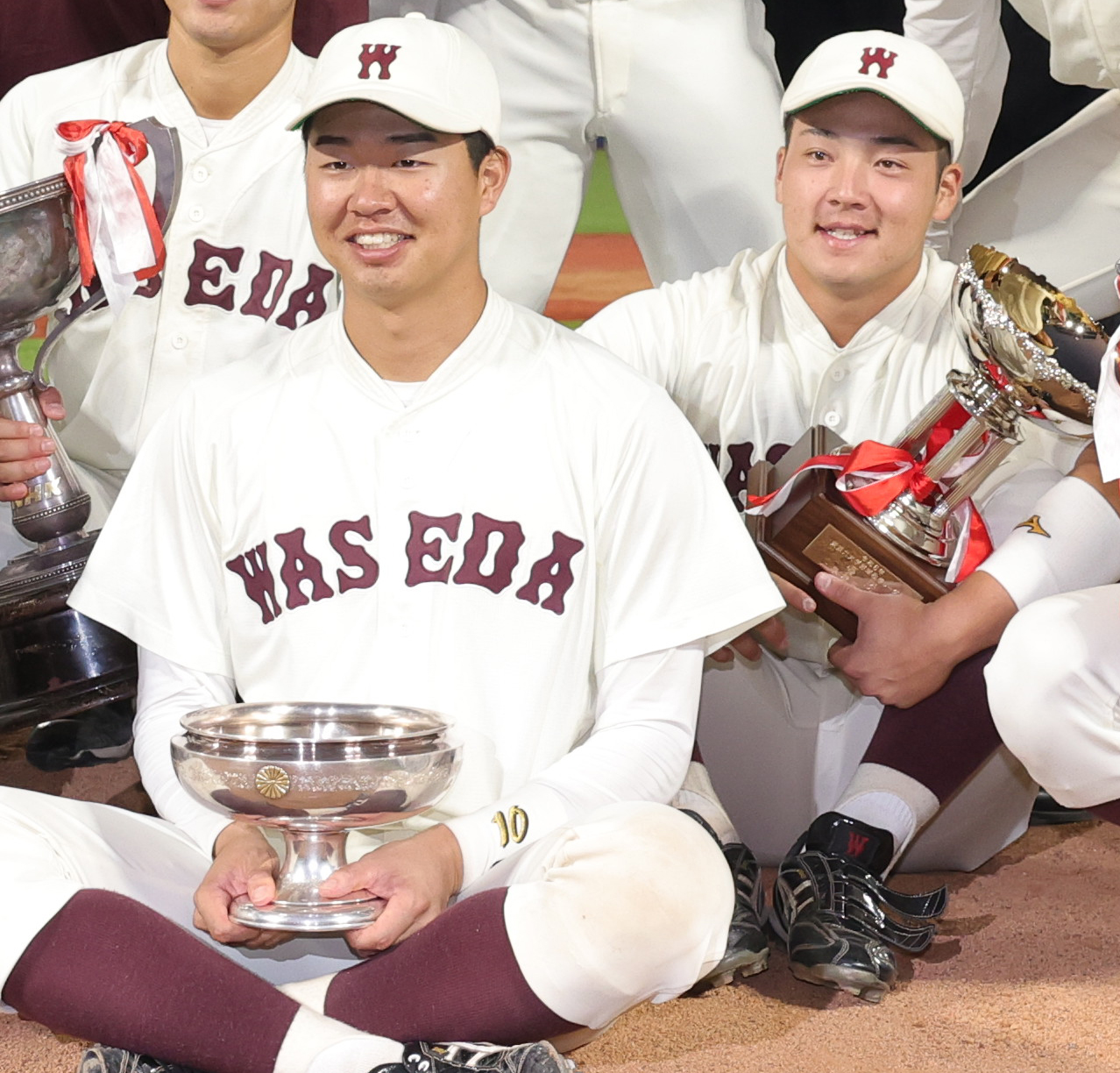 明大対早大　優勝し喜ぶ早大・印出太一主将（左）と吉納翼（撮影・野上伸悟）