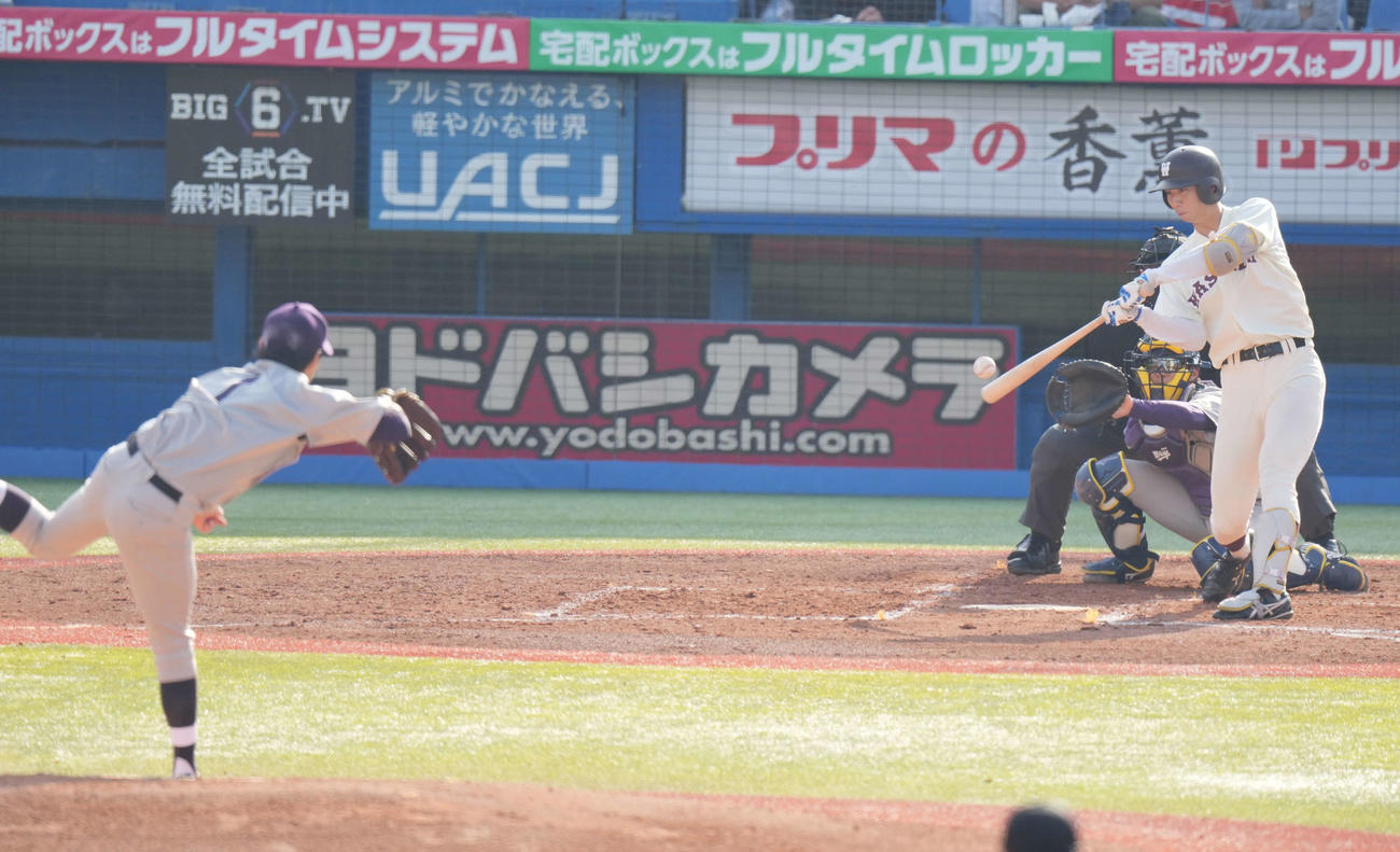 明大対早大　2回裏早大1死二、三塁、中村敢は左前に先制適時打を放つ。左は明大・先発の毛利（撮影・小沢裕）