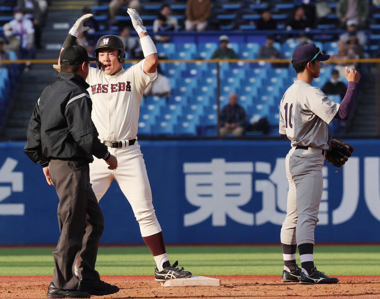 明大対早大　5回裏早大1死、右二塁打を放ち喜ぶ吉納。右は明大・宗山（撮影・野上伸悟）