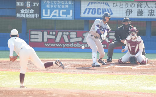 明大対早大　1回表明大2死、宗山は二ゴロに倒れる。左は早大先発の伊藤樹（撮影・小沢裕）