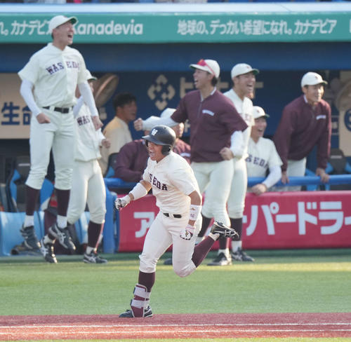 明大対早大　5回裏早大2死一、三塁、石郷岡は左前適時打を放つ（撮影・小沢裕）