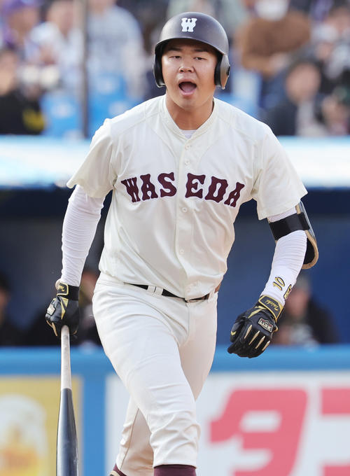 明大対早大　5回裏早大1死三塁、四球を選びほえる印出（撮影・野上伸悟）