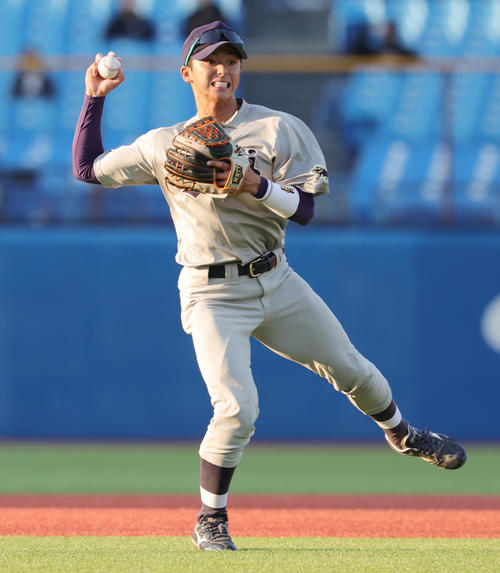 明大対早大　7回裏明大2死二塁、伊藤樹の遊ゴロを処理する宗山（撮影・野上伸悟）