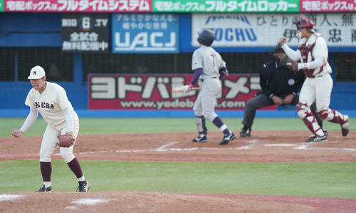 明大対早大　9回表明大2死、飯森太慈を空振り三振に仕留め春秋連続優勝を決める完封勝利を挙げた早大・伊藤樹（左）はマウンドでガッツポーズ（撮影・小沢裕）