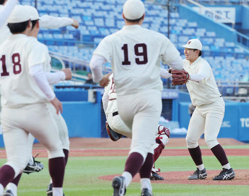 明大対早大　優勝し喜ぶ早大・伊藤樹（撮影・野上伸悟）