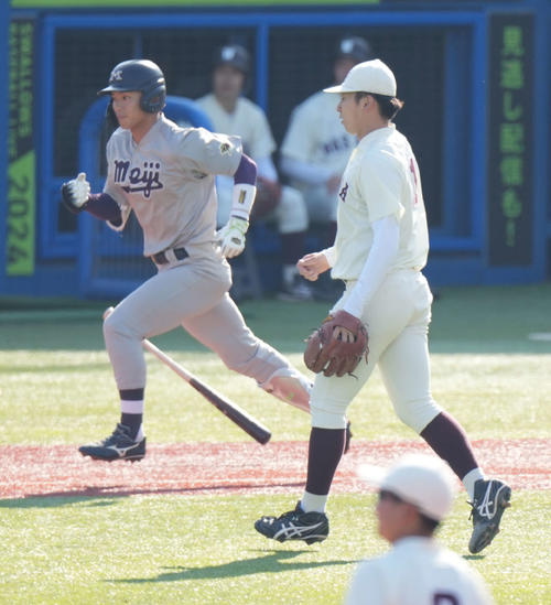 明大対早大　1回表明大2死、宗山は二ゴロに倒れる。右は早大先発の伊藤樹（撮影・小沢裕）