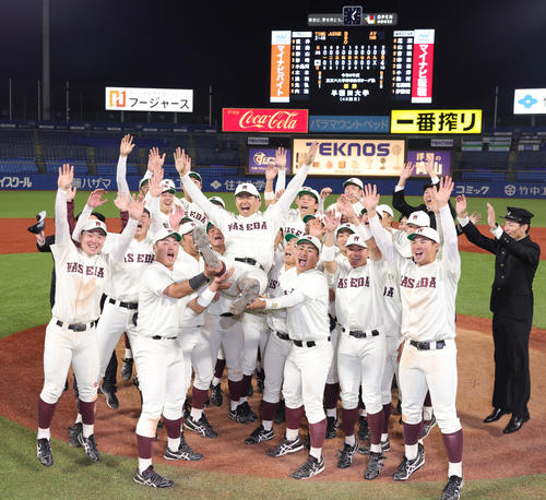 明大対早大　優勝し胴上げされる早大・印出主将（撮影・野上伸悟）