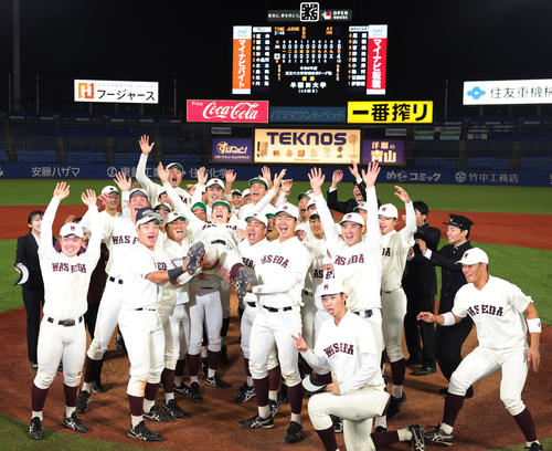 明大対早大　優勝し胴上げされる早大・伊藤樹（撮影・野上伸悟）