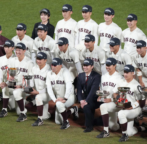 明大対早大　春秋連続優勝を決めた早大・小宮山監督（前列中央）は優勝記念キャップを被りナインと記念撮影に臨む（撮影・小沢裕）