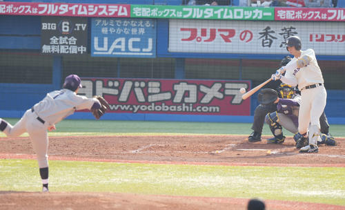 明大対早大　2回裏早大1死二、三塁、中村敢は左前に先制適時打を放つ。左は明大・先発の毛利（撮影・小沢裕）