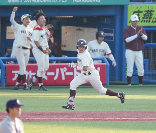 明大対早大　5回裏早大2死一、三塁、石郷岡は左前適時打を放つ（撮影・小沢裕）