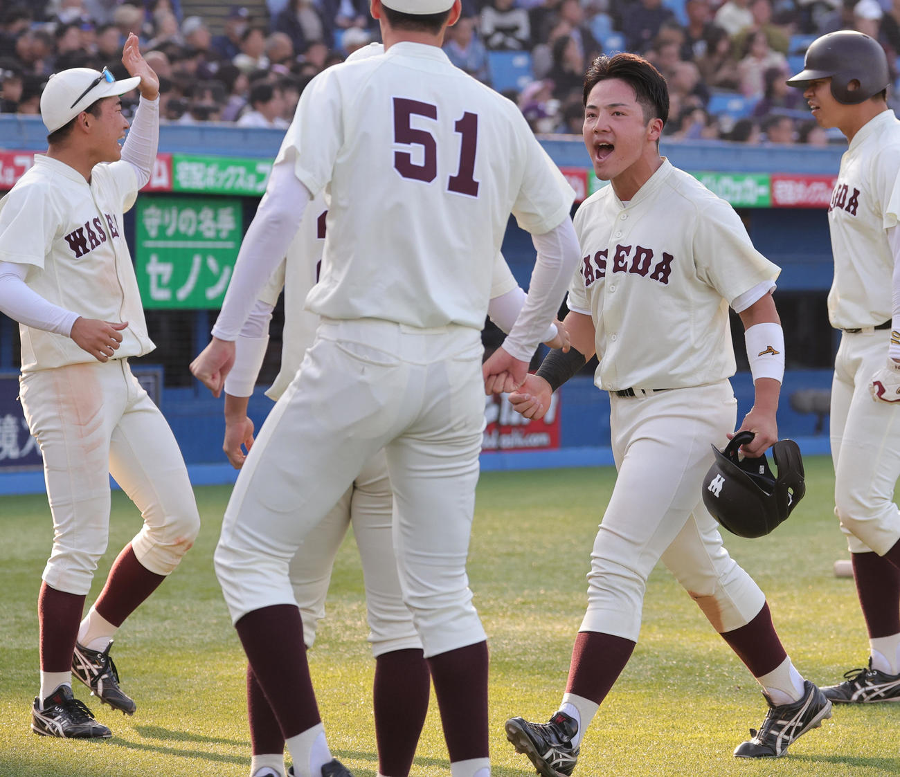 明大対早大　5回裏早大1死満塁、小沢の2点適時二塁打で生還し喜ぶ吉納（撮影・野上伸悟）