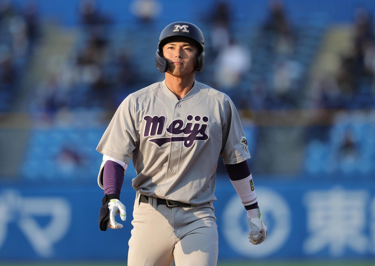 明大対早大　7回表明大1死、三飛に倒れベンチに戻る宗山（撮影・野上伸悟）