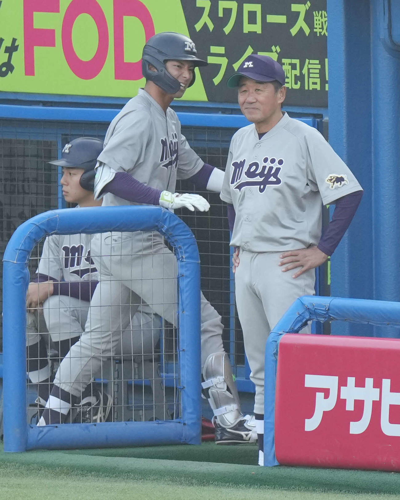 明大対早大　7回表明大1死、宗山は三飛に倒れベンチへ引き揚げる。右は田中監督（撮影・小沢裕）
