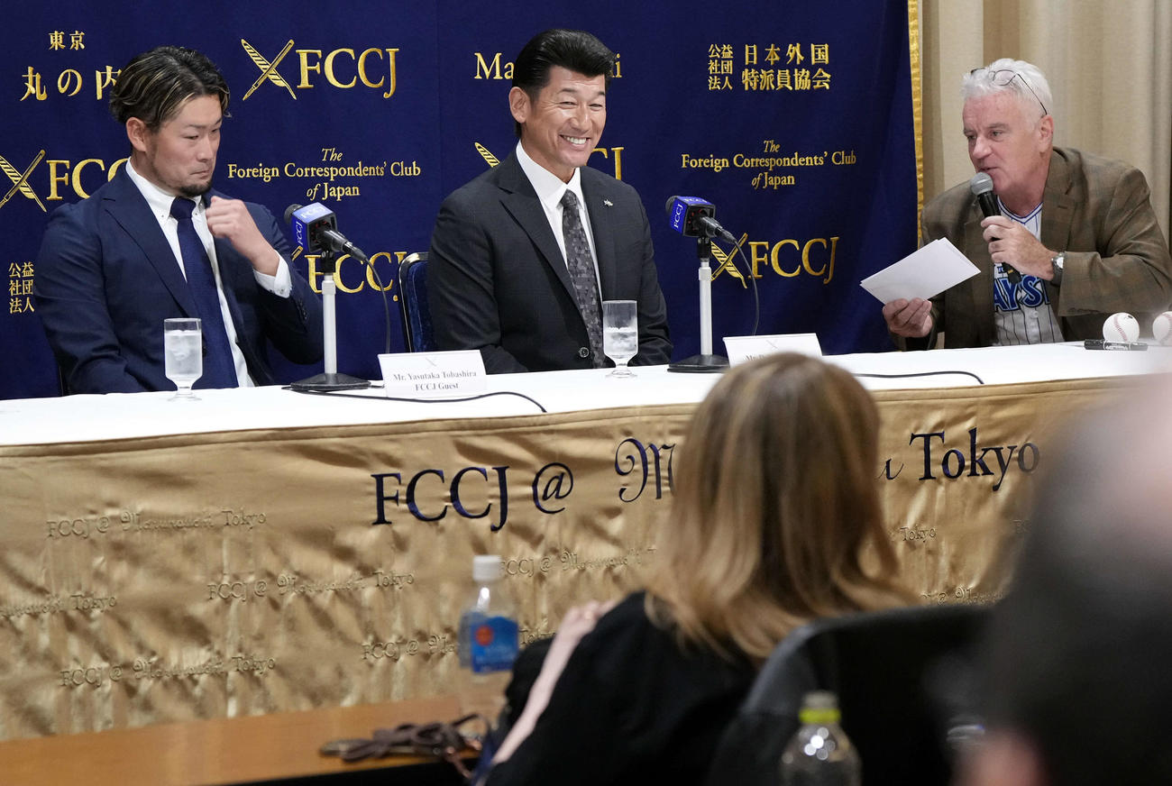 日本外国特派員協会で会見を行ったDeNA三浦監督（右）と戸柱（撮影・たえ見朱実）