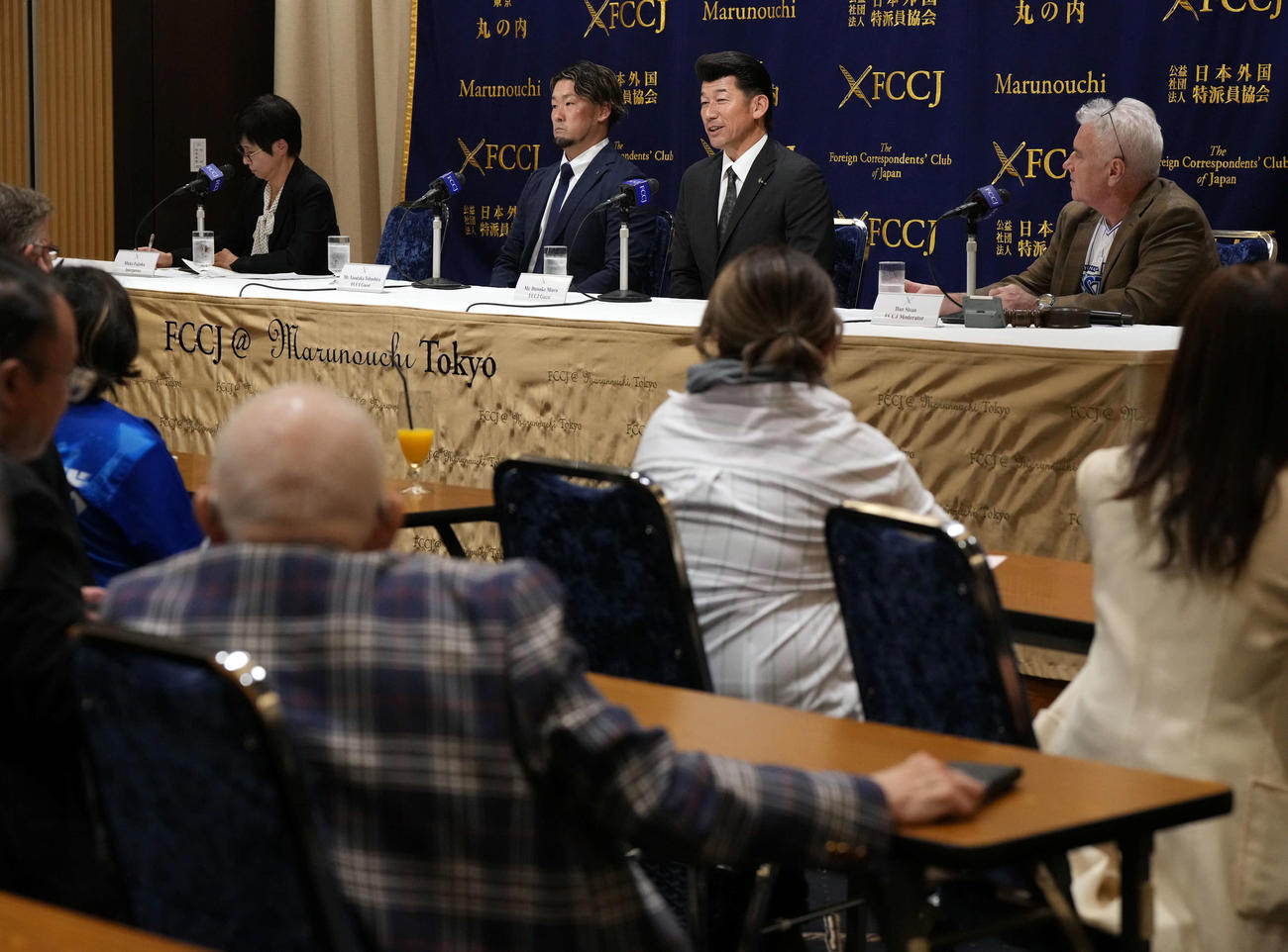 日本外国特派員協会で会見を行ったDeNA三浦監督（右）と戸柱（撮影・たえ見朱実）