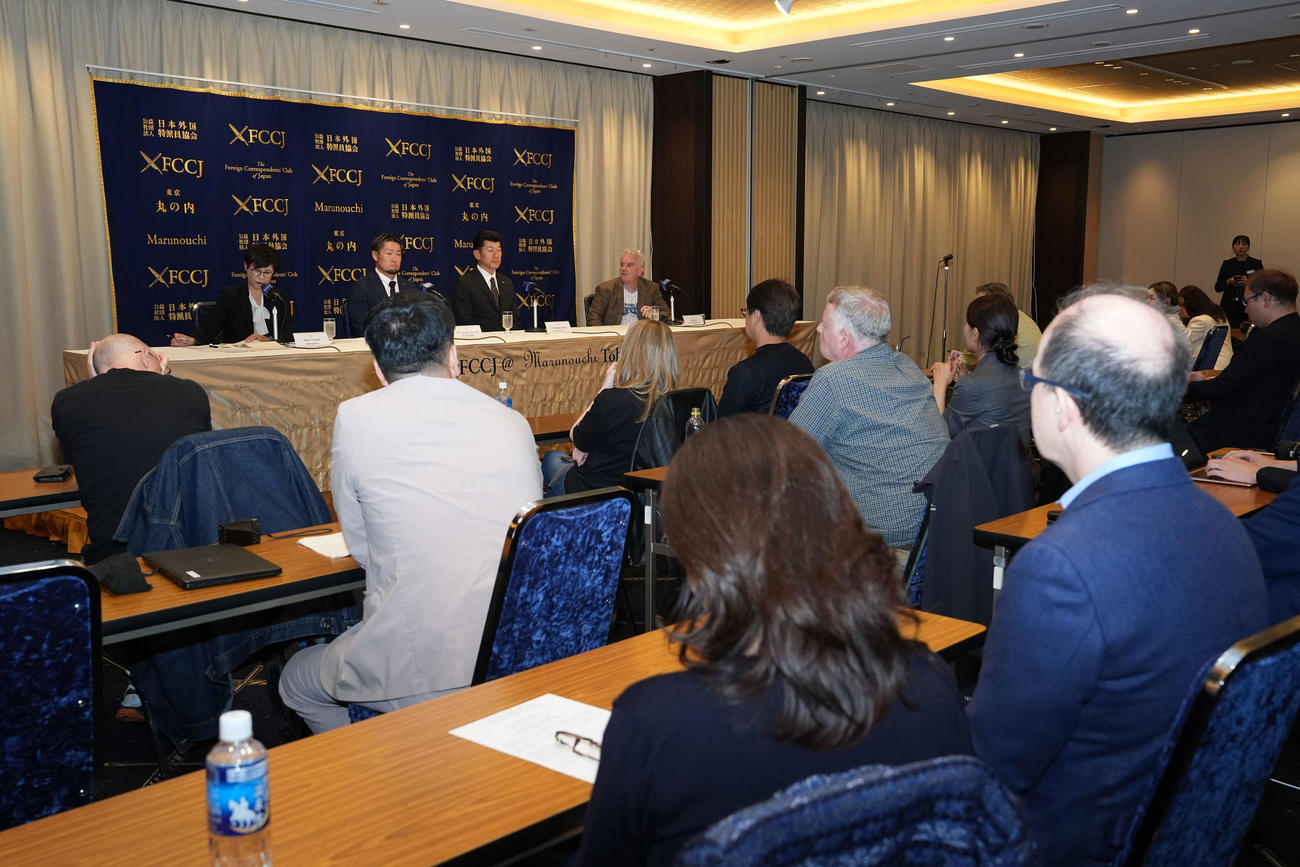 日本外国特派員協会で会見を行ったDeNA三浦監督と戸柱（撮影・たえ見朱実）