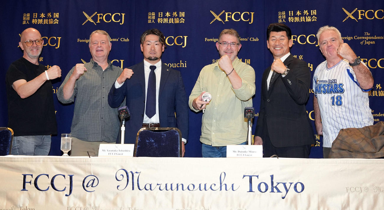 日本外国特派員協会での会見終了後、記念撮影に納まるDeNA戸柱（左から3人目）と三浦監督（右から2人目）（撮影・たえ見朱実）