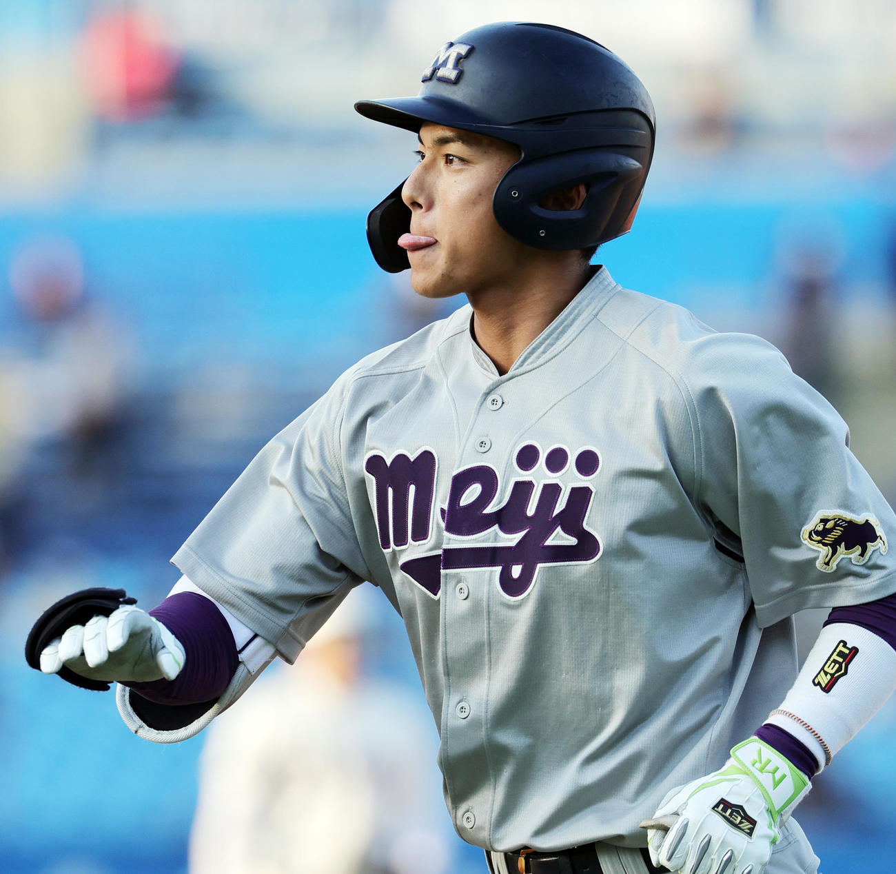 明大対早大　7回表明大1死、三飛に倒れベンチに戻る宗山（撮影・野上伸悟）