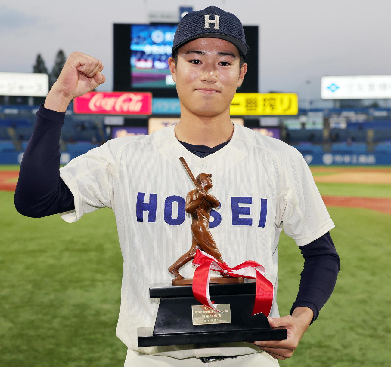 1年生で首位打者賞を受賞し笑顔でガッツポーズの法大・熊谷（撮影・野上伸悟）