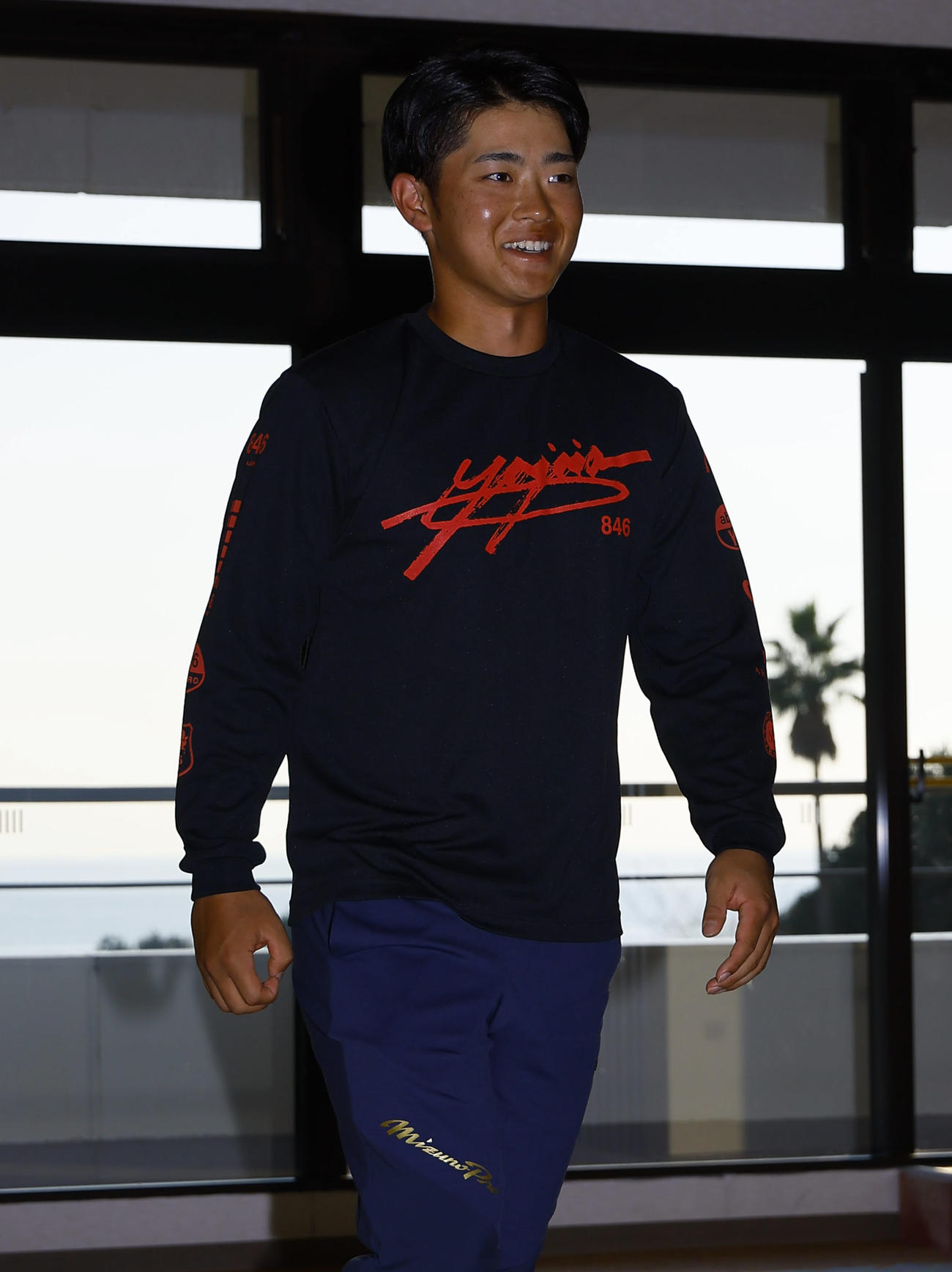 契約更改を終え、取材に応じた阪神中川（撮影・藤尾明華）