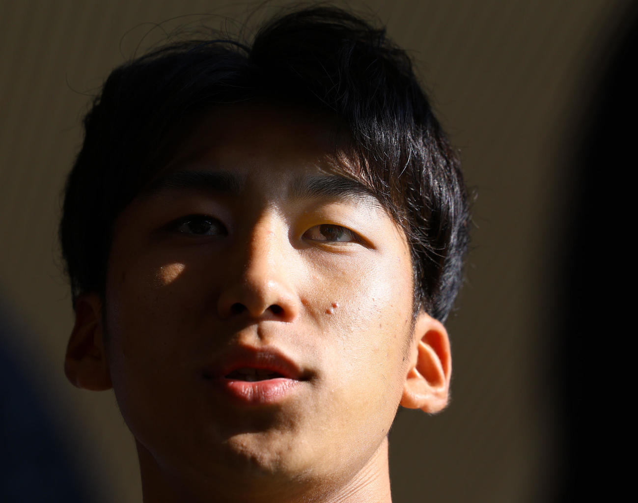 契約更改を終え、取材に応じる阪神茨木（撮影・藤尾明華）