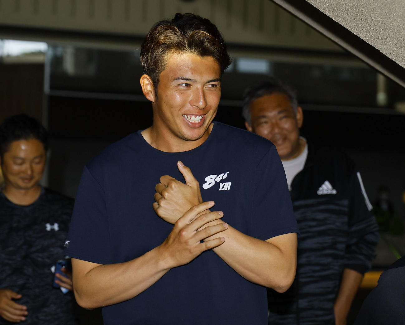 契約更改を終え、取材に応じる阪神椎葉（撮影・藤尾明華）