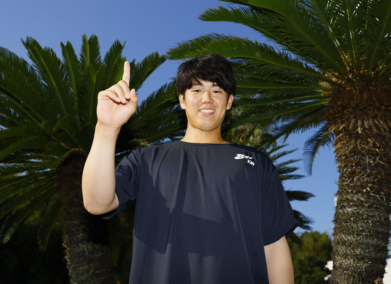 年俸アップで契約更改を終え、ポーズをとる阪神石黒（撮影・藤尾明華）