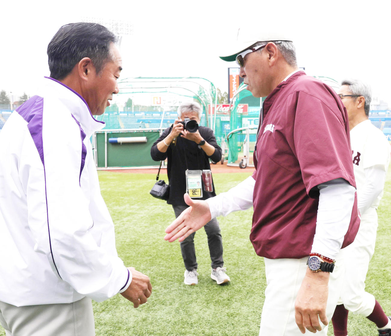 試合前にあいさつを交わす明大・田中監督（左）と早大・小宮山監督（撮影・野上伸悟）