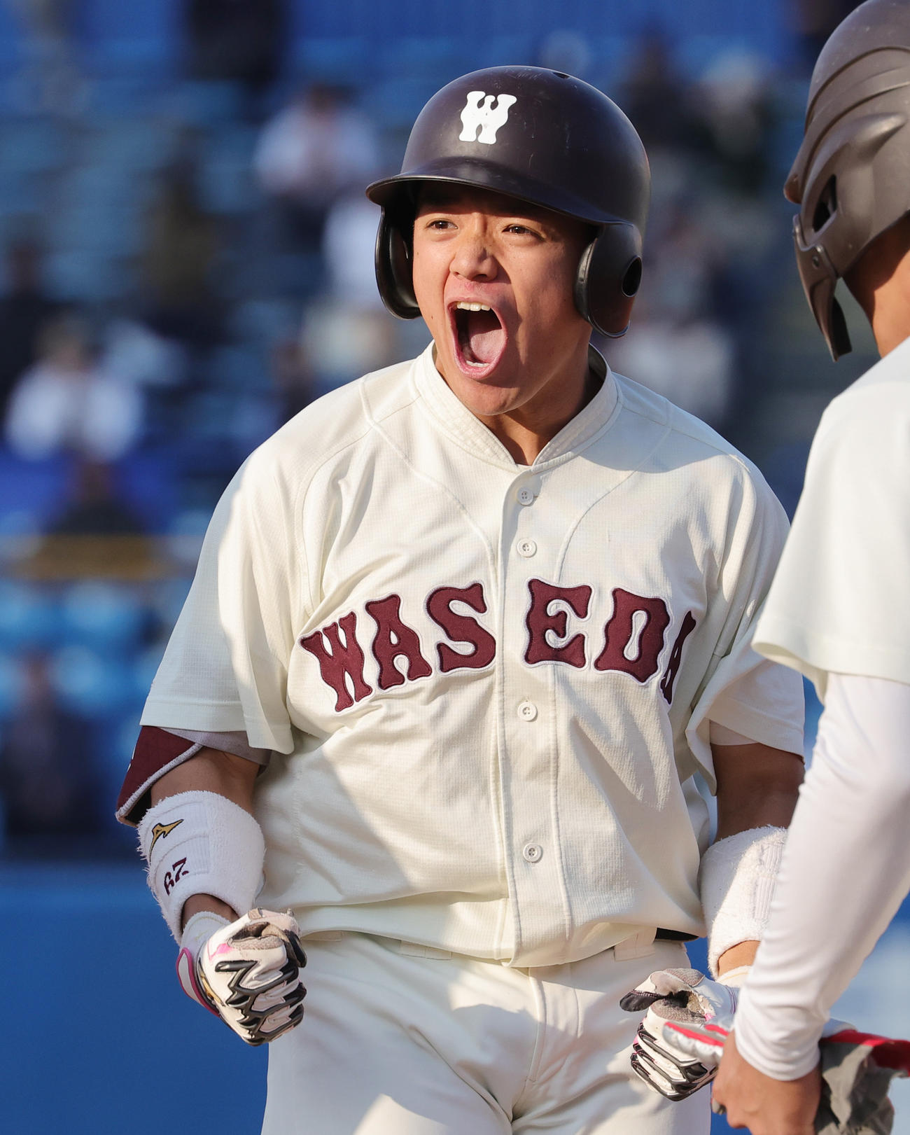 明大対早大　5回裏早大2死一、三塁、左前適時打を放ち喜ぶ石郷岡（撮影・野上伸悟）
