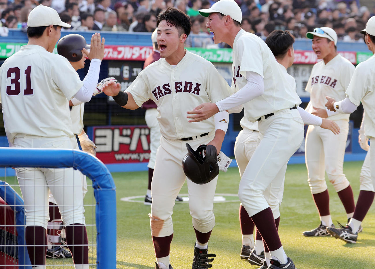 明大対早大　5回裏早大1死満塁、小沢の2点適時二塁打で生還し喜ぶ吉納（撮影・野上伸悟）