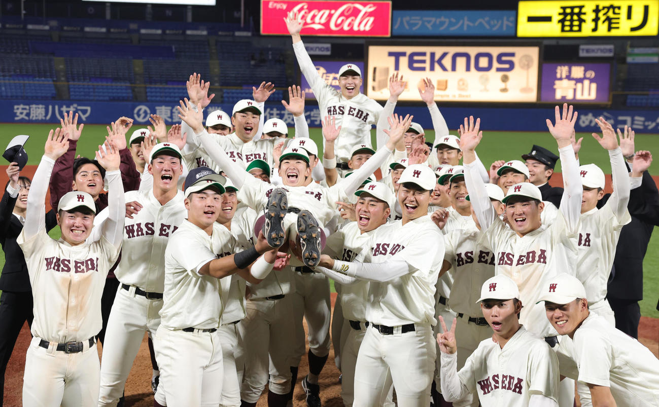 明大対早大　優勝し胴上げされる早大・伊藤樹（撮影・野上伸悟）