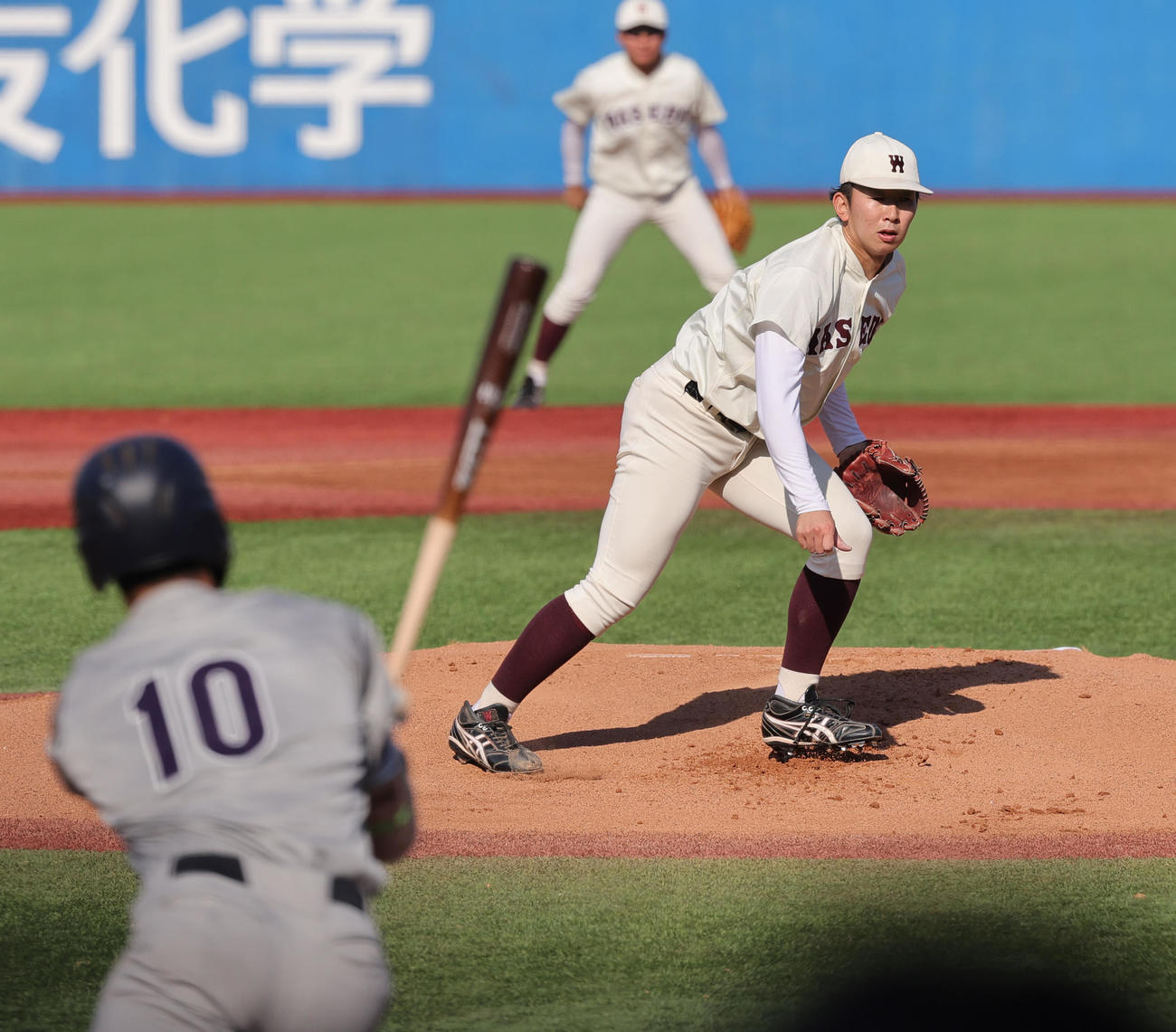 明大対早大　1回表明大2死、宗山塁をニゴロに仕留める伊藤樹（撮影・野上伸悟）