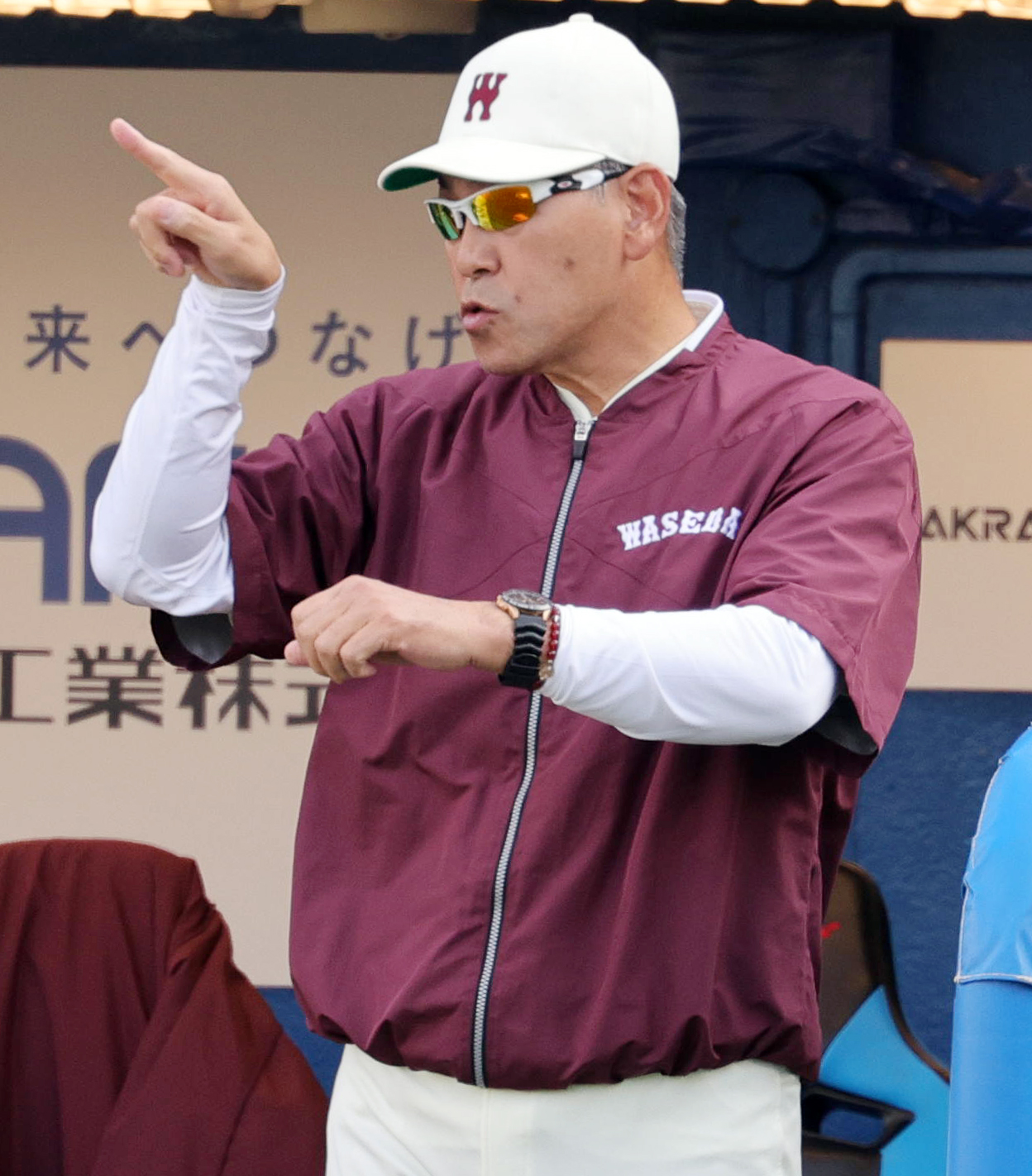明大対早大　指示を出す早大・小宮山監督（撮影・野上伸悟）