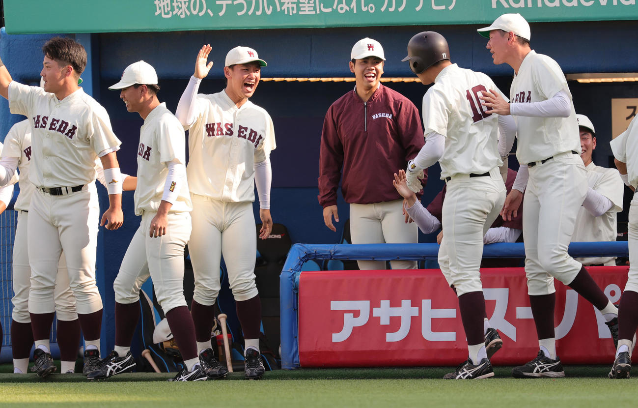 明大対早大　2回裏早大1死二、三塁、中村敢の先制左適時打で生還した印出を迎えるベンチ（撮影・野上伸悟）