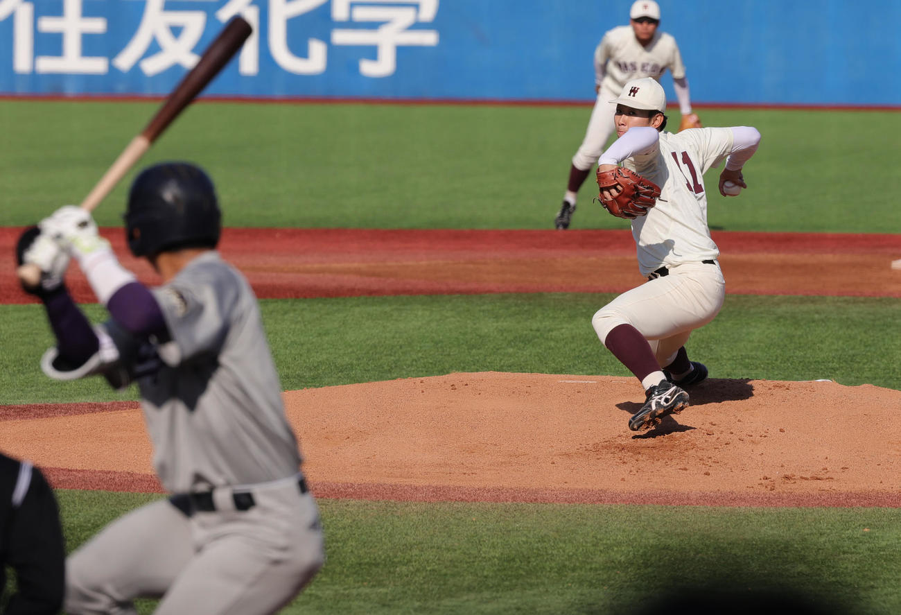明大対早大　1回表明大2死、宗山に投げ込む伊藤樹（撮影・野上伸悟）