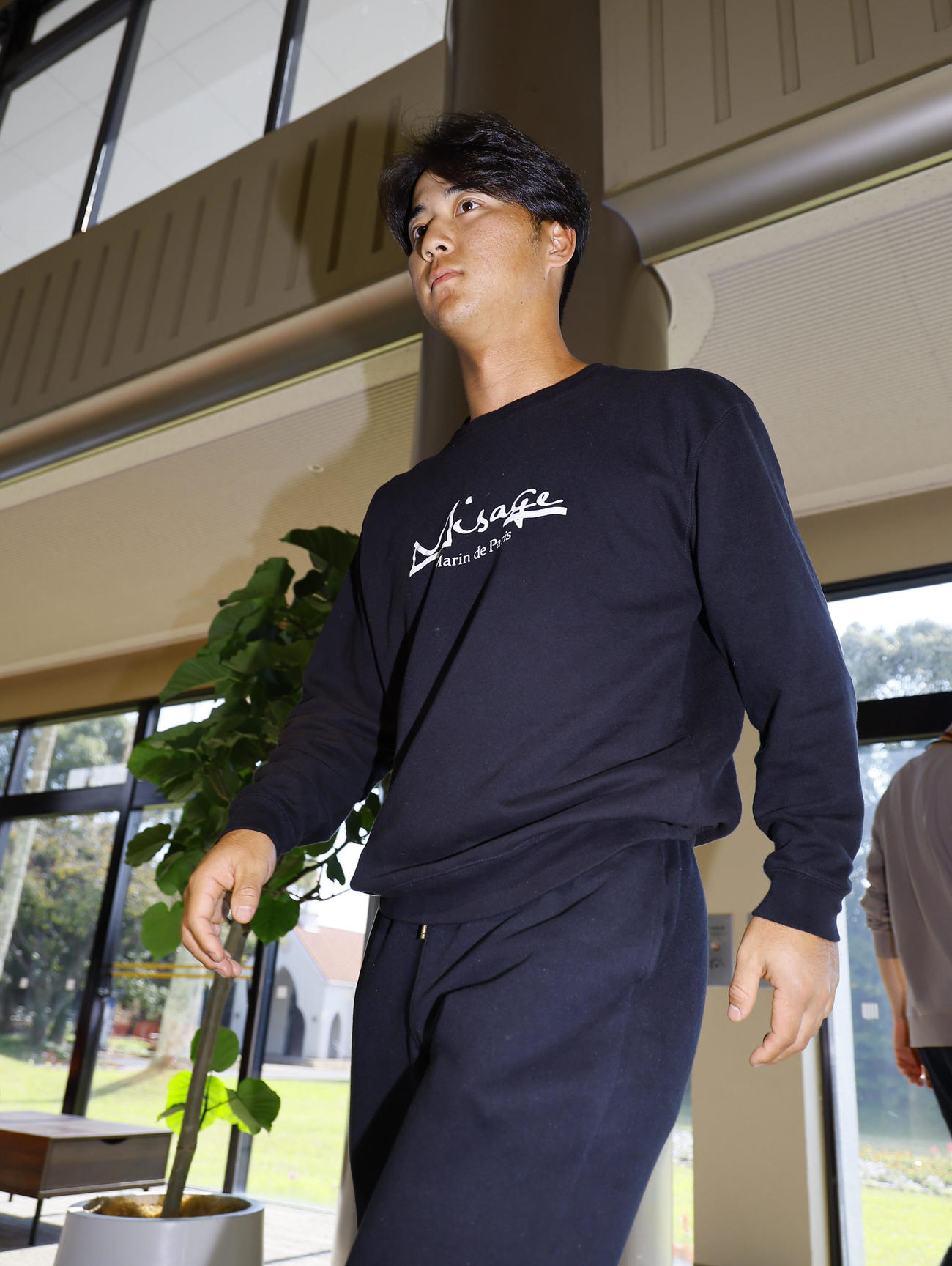契約更改を終え、取材に応じた阪神井坪（撮影・藤尾明華）