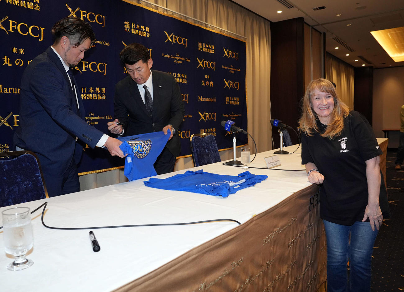 会見が終了しサインに応じる行ったDeNA三浦監督（右）と戸柱（撮影・たえ見朱実）