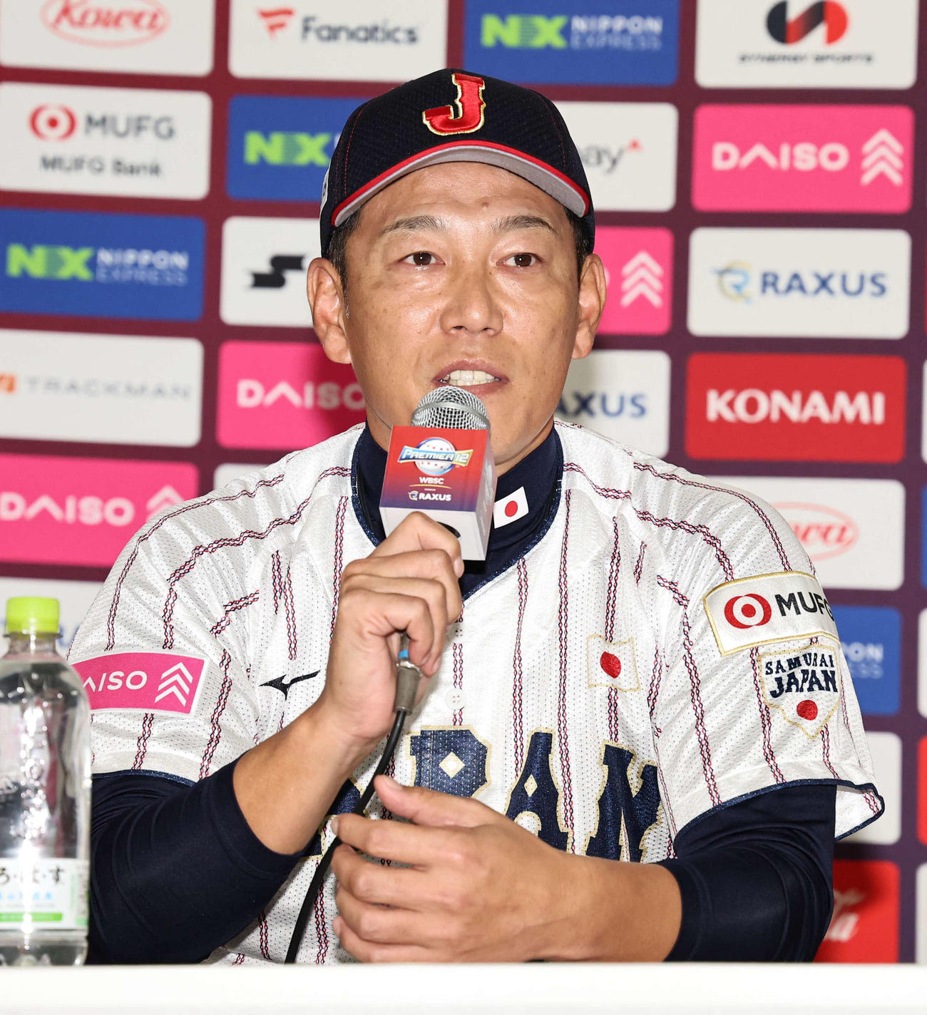 会見で意気込みを話す左から日本代表・井端監督（撮影・上田博志）