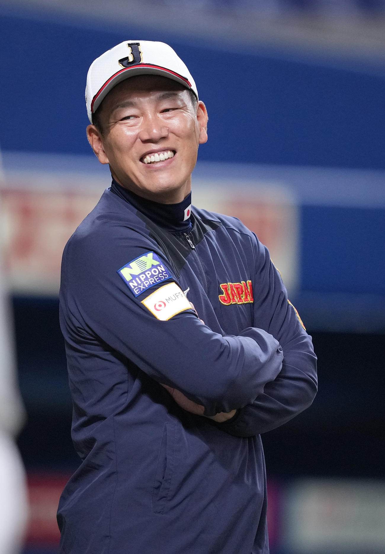 笑顔を見せる井端監督（撮影・垰建太）
