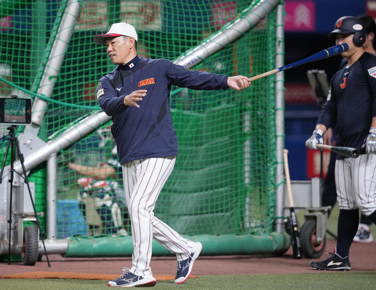 ノッカーを務める井端監督（撮影・垰建太）