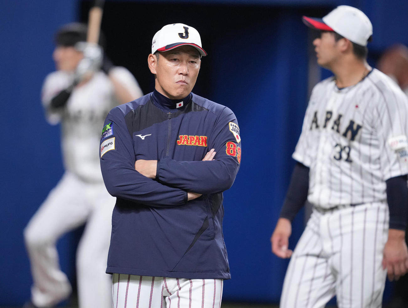 真剣な表情を見せる井端監督（撮影・垰建太）